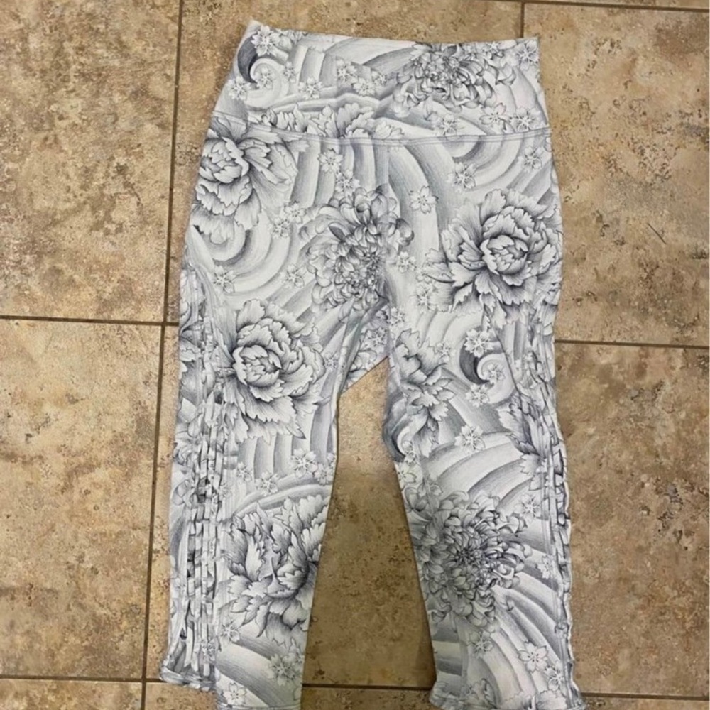 Lululemon Love Knot Crop *15" Twine White Multi